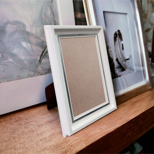Porta Retrato de Moldura Micro Metalizada e PVC Antirreflexo Mais Fundo com Suporte - 3,4x2,1