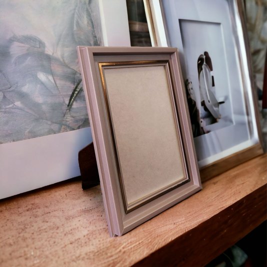 Porta Retrato de Moldura Micro Metalizada e PVC Antirreflexo Mais Fundo com Suporte - 3,4x2,1