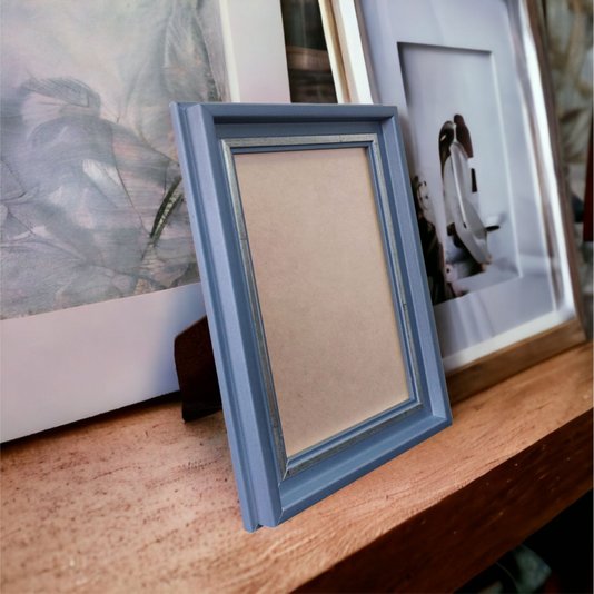 Porta Retrato de Moldura Micro Metalizada e PVC Antirreflexo Mais Fundo com Suporte - 3,4x2,1