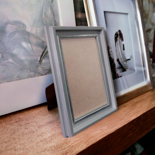 Porta Retrato de Moldura Micro Metalizada e PVC Antirreflexo Mais Fundo com Suporte - 3,4x2,1