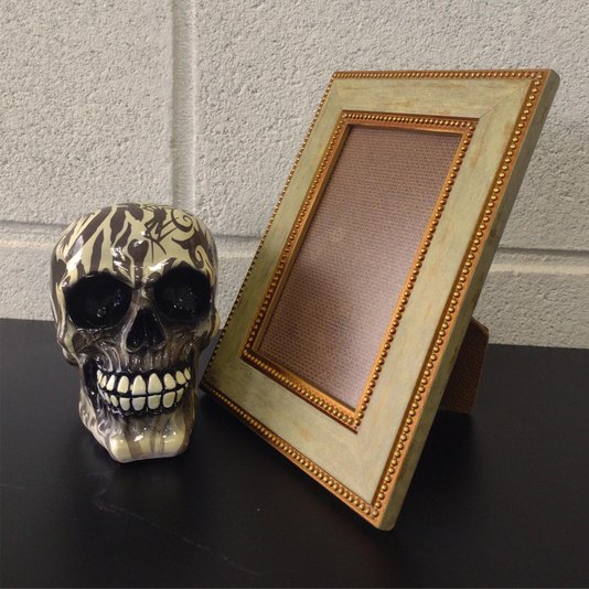 Porta Retrato de Moldura Provençal com Gravação de Bolinhas e PVC Mais Fundo com Suporte - 3,4x1,2