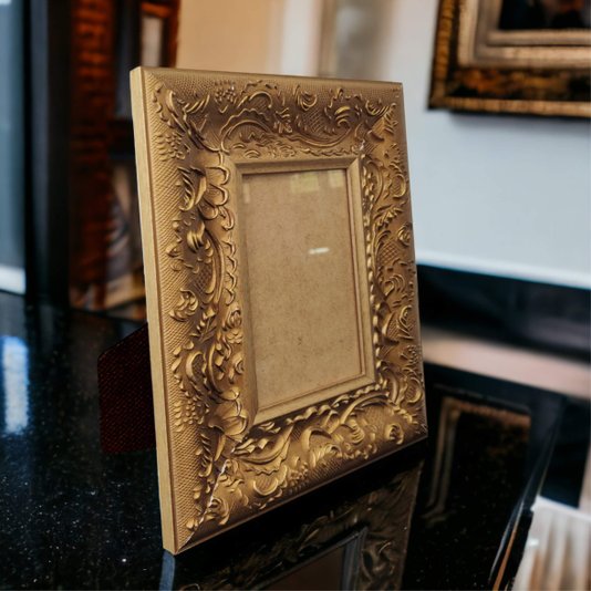 Porta Retrato de Moldura Provençal com Gravação e Acetato Mais Fundo com Suporte - 6x1,5