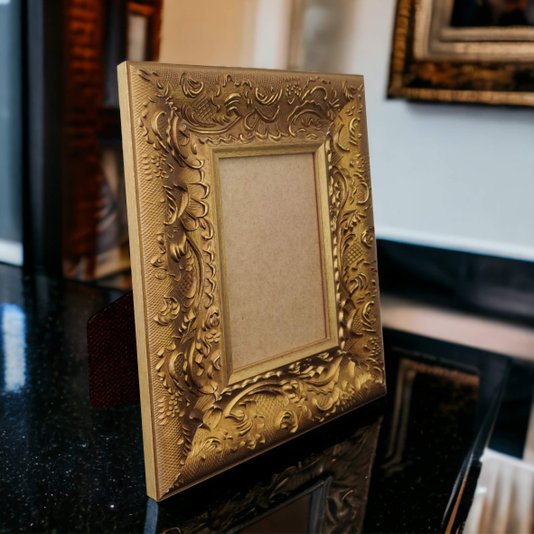 Porta Retrato de Moldura Provençal com Gravação e PVC Mais Fundo com Suporte - 6x1,5