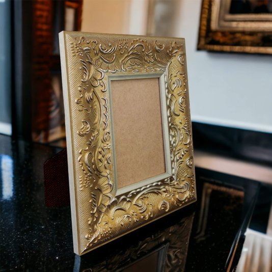 Porta Retrato de Moldura Provençal com Gravação e PVC Mais Fundo com Suporte - 6x1,5