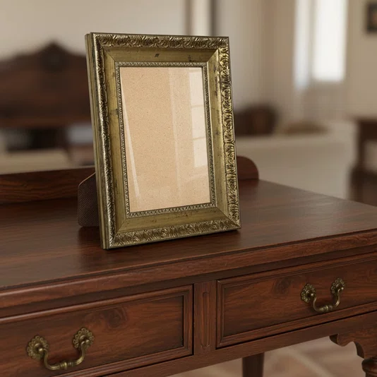 Porta Retrato de Moldura Provençal com Gravação e Vidro Mais Fundo com Suporte - 4,3x2,5