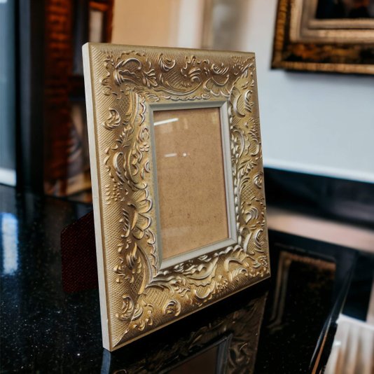 Porta Retrato de Moldura Provençal com Gravação e Vidro Mais Fundo com Suporte - 6x1,5