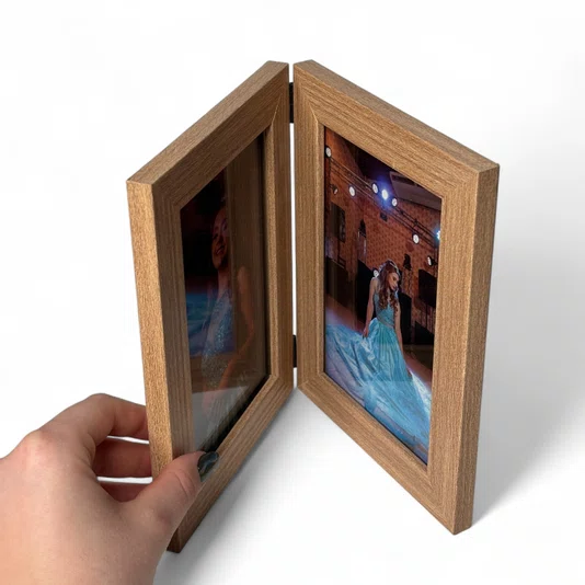Porta-Retrato Duplo Articulado com Moldura Lisa Revestida Com Fundo em MDF e Frente em Acetato - 2x1