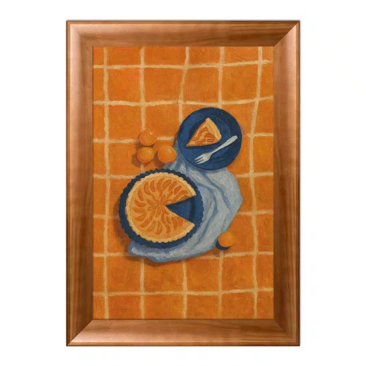 Quadro Decorativo Estilo Pintura Folk Moderna Composição de Torta e Frutas em Pratos Azuis sobre Fundo Xadrez Laranja com Pincelada Texturizada