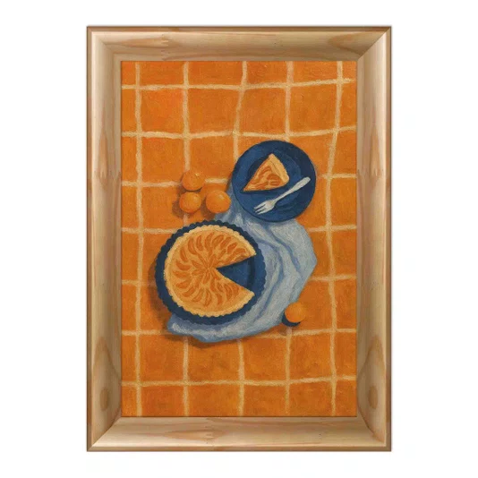 Quadro Decorativo Estilo Pintura Folk Moderna Composição de Torta e Frutas em Pratos Azuis sobre Fundo Xadrez Laranja com Pincelada Texturizada