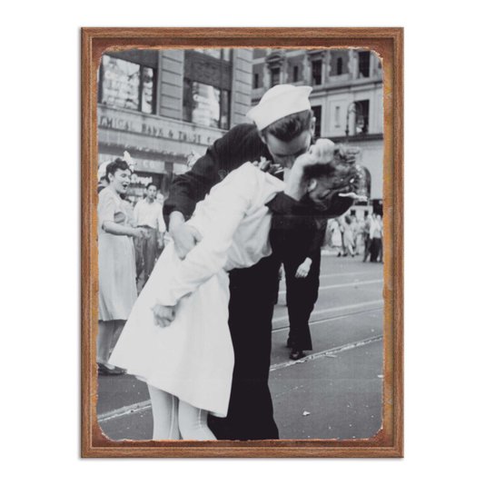 Quadro Decorativo Foto Beijo Clássico Final da Segunda Guerra Marinheiro e Enfermeira