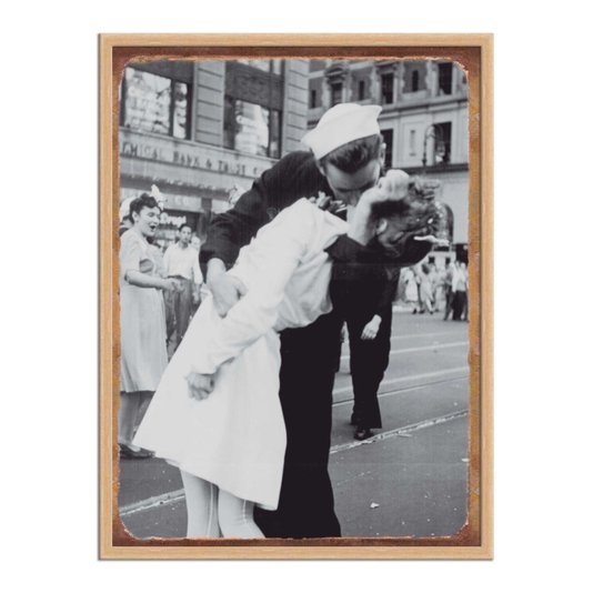 Quadro Decorativo Foto Beijo Clássico Final da Segunda Guerra Marinheiro e Enfermeira