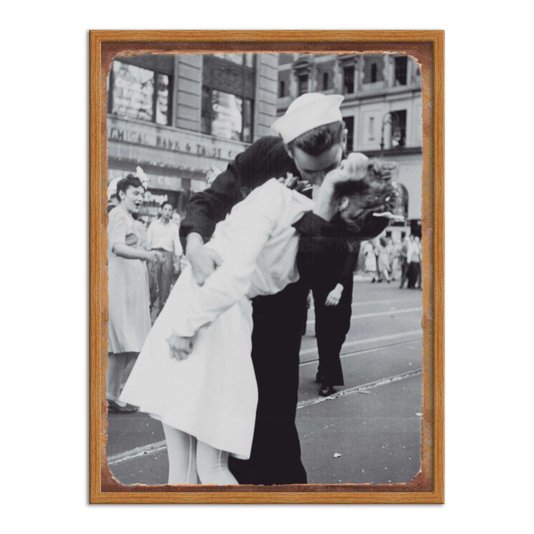 Quadro Decorativo Foto Beijo Clássico Final da Segunda Guerra Marinheiro e Enfermeira
