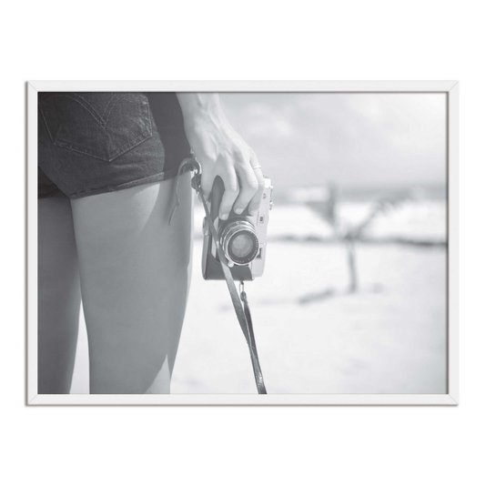 Quadro Decorativo Preto e Branco Garota com Câmera Vintage em Praia