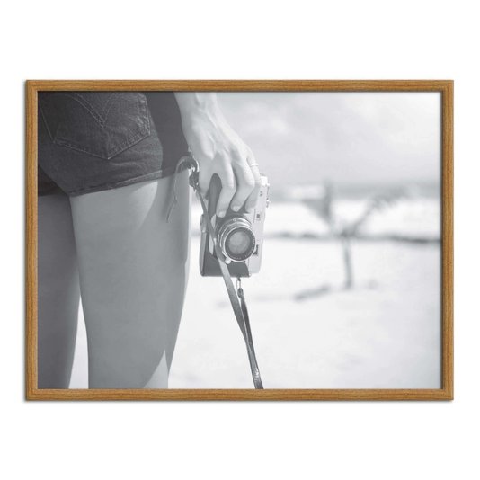 Quadro Decorativo Preto e Branco Garota com Câmera Vintage em Praia