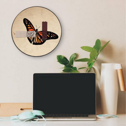Quadro Decorativo Redondo Borboleta Fita Cinza e Marrom com Moldura em Couro Sintético