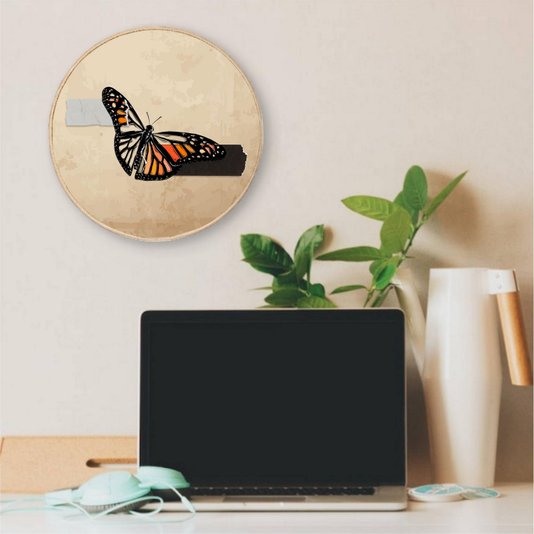 Quadro Decorativo Redondo Borboleta Fita Cinza e Preta com Moldura em Couro Sintético