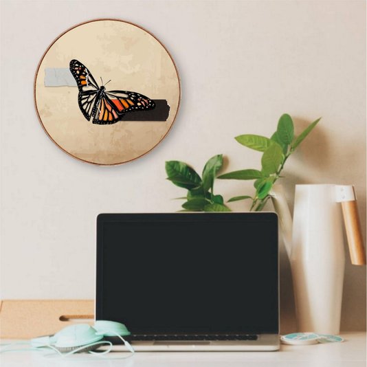 Quadro Decorativo Redondo Borboleta Fita Cinza e Preta com Moldura em Couro Sintético