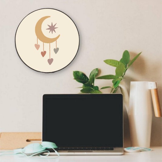 Quadro Decorativo Redondo Lua e Corações com Moldura em Couro Sintético