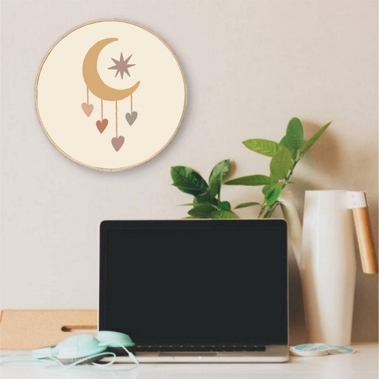 Quadro Decorativo Redondo Lua e Corações com Moldura em Couro Sintético