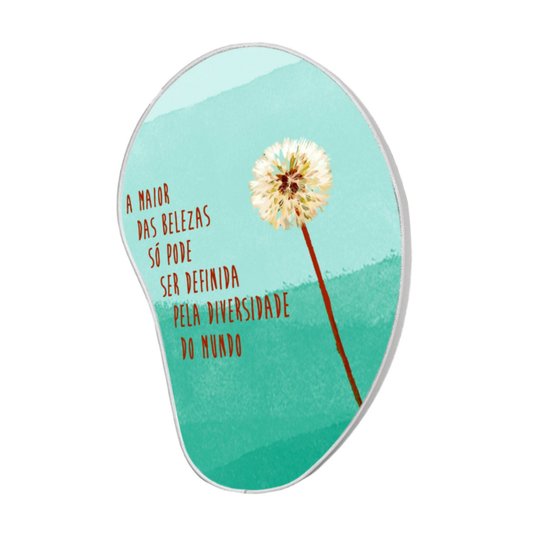Quadro Orgânico Decorativo Frase A Maior das Belezas Só Pode Ser Definida Pela Diversidade do Mundo com Moldura em Couro Sintético