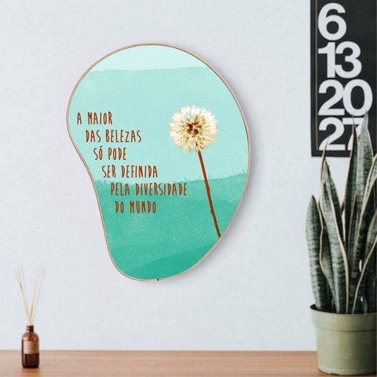 Quadro Orgânico Decorativo Frase A Maior das Belezas Só Pode Ser Definida Pela Diversidade do Mundo com Moldura em Couro Sintético