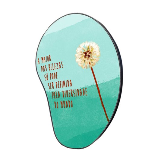 Quadro Orgânico Decorativo Frase A Maior das Belezas Só Pode Ser Definida Pela Diversidade do Mundo com Moldura em Couro Sintético