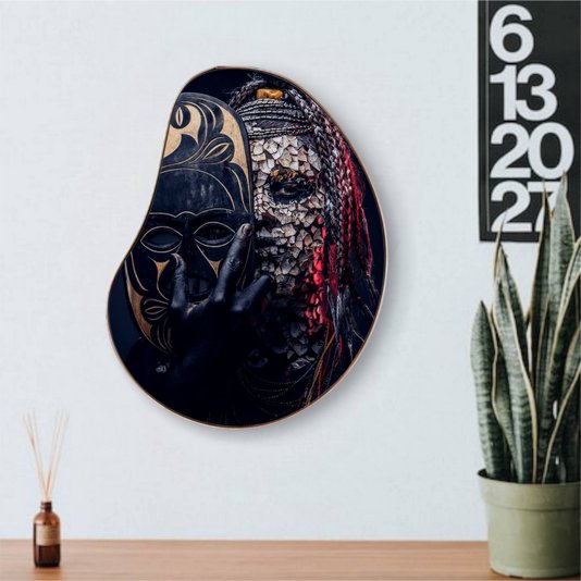 Quadro Orgânico Decorativo Mulher com Máscara com Moldura Flexível Metalizada