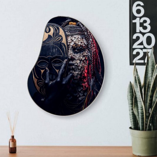 Quadro Orgânico Decorativo Mulher com Máscara com Moldura Flexível Metalizada