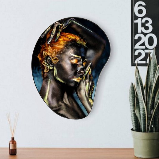 Quadro Orgânico Decorativo Mulher Detalhes Dourados com Moldura Flexível Metalizada