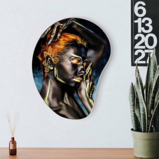 Quadro Orgânico Decorativo Mulher Detalhes Dourados com Moldura Flexível Metalizada
