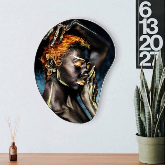 Quadro Orgânico Decorativo Mulher Detalhes Dourados com Moldura Flexível Metalizada