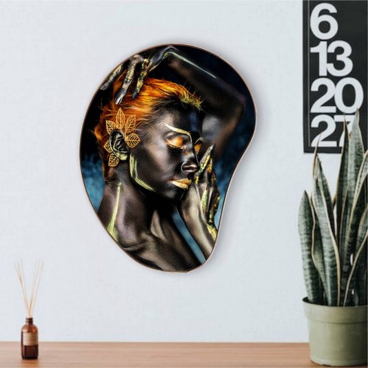Quadro Orgânico Decorativo Mulher Detalhes Dourados com Moldura Flexível Metalizada