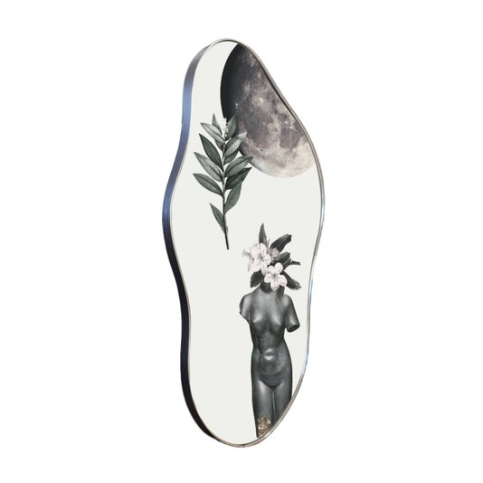 Quadro Orgânico Decorativo Mulher e Lua com Moldura Flexível Metalizada