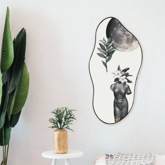 Quadro Orgânico Decorativo Mulher e Lua com Moldura Flexível Metalizada
