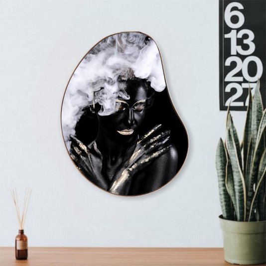Quadro Orgânico Decorativo Mulher na Fumaça com Moldura Flexível Metalizada