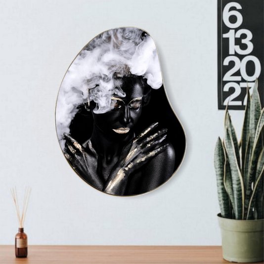 Quadro Orgânico Decorativo Mulher na Fumaça com Moldura Flexível Metalizada