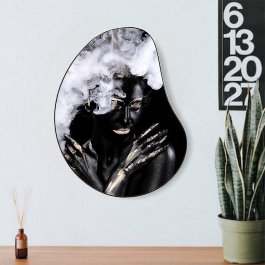 Quadro Orgânico Decorativo Mulher na Fumaça com Moldura Flexível Metalizada