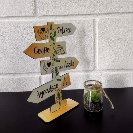 Seta Decorativa Mensageira em Mdf 3mm com Estampa - Entrego, Confio, Aceito, Agradeço