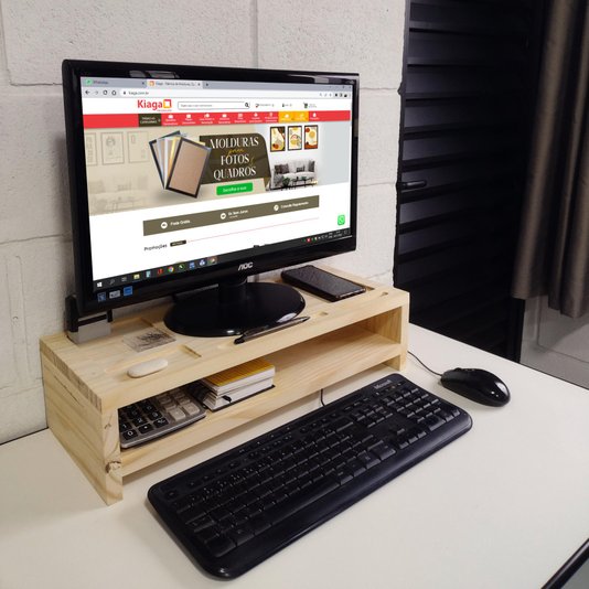 Suporte para Monitor de Mesa com Porta Celular em Madeira de Pinus - 55x22x14cm - Farmhouse