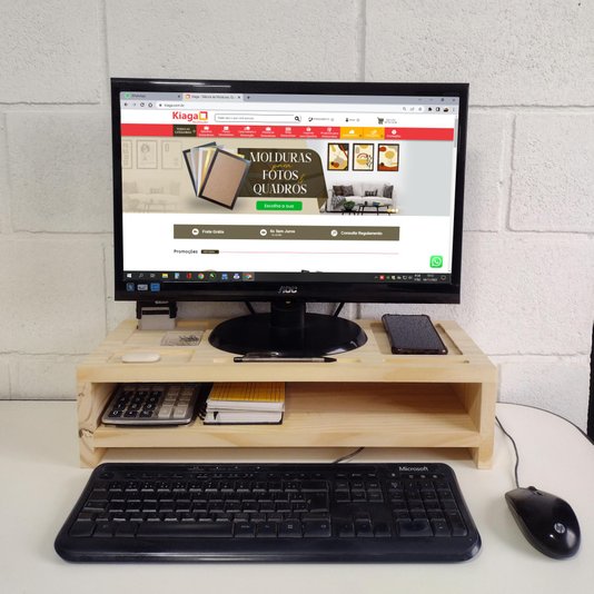 Suporte para Monitor de Mesa com Porta Celular em Madeira de Pinus - 55x22x14cm - Farmhouse