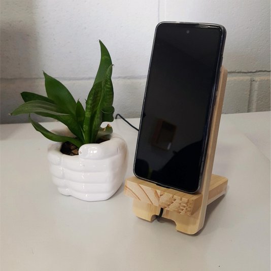 Suporte Personalizado para Celular com Entrada para Carregador e Gravação a Laser ou Impressão UV em Madeira de Pinus