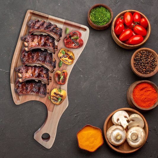 Tábua de Corte para Servir Churrasco Carnes e Espetinho em Madeira de Eucalipto Maciço com Óleo Mineral - Cutelo 24x45cm