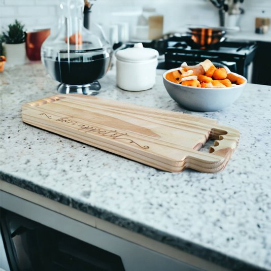 Tábua para Servir Frios Bon Appetit em Madeira de Pinus Natural com Pegador Duplo Gravação a Laser e Óleo Mineral