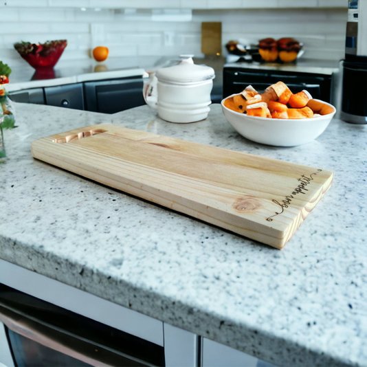Tábua para Servir Frios Bon Appetit em Madeira de Pinus Natural com Pegador Simples Gravação a Laser e Óleo Mineral