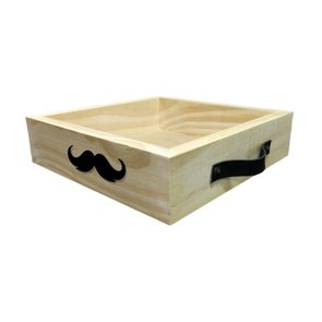 Bandeja Decorativa Bigode em Madeira de Pinus e Alça Couro Sintético - 28x28x7cm Bandeja Decorativa Bigode em Madeira de Pinus e Alça Couro Sintético - 28x28x7cm