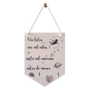 Flâmula Decorativa em Mdf 3mm com Estampa - Um Leitor Vive Mil Vidas e Visita Mil Universos Antes de Morrer Flâmula Decorativa em Mdf 3mm com Estampa - Um Leitor Vive Mil Vidas e Visita Mil Universos Antes de Morrer