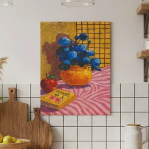 Placa Decorativa Estilo Pintura Mid Century Composição de Flores Azuis e Maçã, com Vaso em Laranja Quente e Fundo Quadr