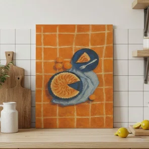 Placa Decorativa Estilo Pintura Mid Century Composição de Torta e Frutas em Pratos Azuis sobre Fundo Xadrez Laranja