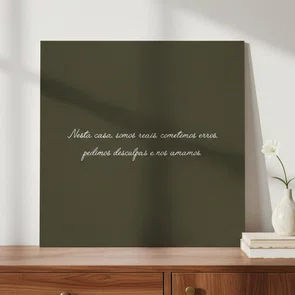 Placa Decorativa Frase "Nesta Casa Somos Reais, Cometemos Erros, Pedimos Desculpas e Nos Amamos"
