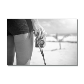 Placa Decorativa Preto e Branco Garota com Câmera Vintage em Praia Placa Decorativa Preto e Branco Garota com Câmera Vintage em Praia